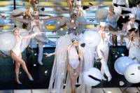Paris Paradis Latin Show, Champagne and Macarons
