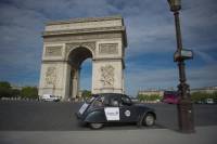 Private Tour: 2CV Champs Elysées Tour in Paris