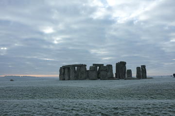 Archaeologist Guided Day Tour: Stonehenge and Bath from London