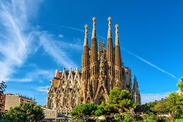 Barcelona in One Day Sagrada Familia Park Guell and Old Town with Hotel Pick up