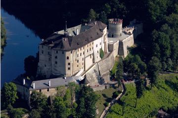 Ceský Sternberk Castle, Chateau Zleby, Kacina and Sedlec Ossuary with Lunch: Private Guided Day Tour from Prague