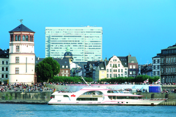 Düsseldorf Hop-On Hop-Off Bus Tour and Rhine River Sightseeing Cruise