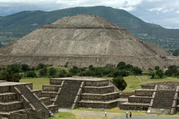 Experience Mexico City: Teotihuacan Pyramids by Metro and Dinner with a Local Family