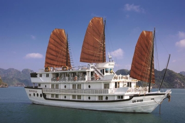 From Hanoi: 2-Day Ha Long Bay Cruise with Kayaking and Taichi