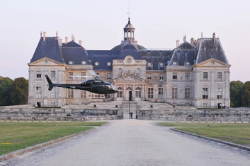 Helicopter Tour to Château de Vaux-le-Vicomte from Paris Including Champagne Reception