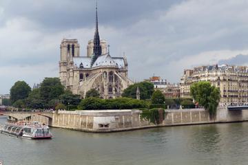 Ile de la Cité and Ile St Louis a 3-hour walking tour Glass of champagne included
