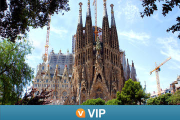 La Sagrada Familia and Torres Bellesguard Tour with Brunch and Wine