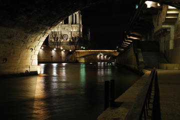 Legends of Paris Night Walking Tour in Spanish
