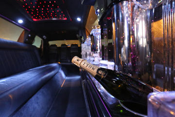 Macau Stretch Limousine Tour on Cotai Strip with Champagne