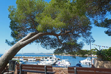 Private Round-Trip Transfer from Saint-Raphael Train Station to Gassin