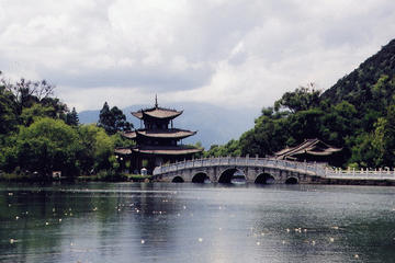 Private Tour: 4-Day Lijiang and Tiger Leaping Gorge in Yunnan