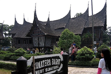 Private Tour: Taman Mini Indonesia Indah and Bird Park from Jakarta