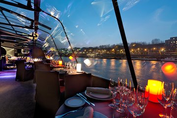 Seine River Cruise: Bateaux Parisiens Sightseeing Cruise with Dinner and Live Music