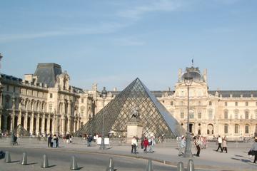Skip the line Louvre Ticket with Guide Outside the Museum