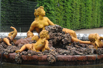 Skip the Line: Versailles Palace and Gardens Walking Tour