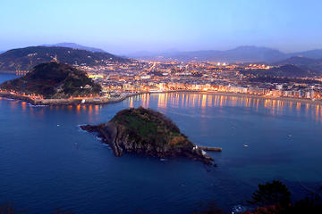 Stay with a Biking/walking Tour in San Sebastian