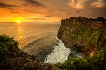 Uluwatu Cliff by Night: Seafood Dinner at Jimbaran Bay with Kecak Show
